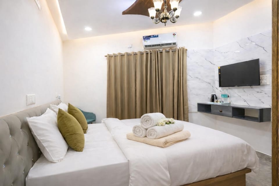 Bed, TV and multimedia, Bedroom