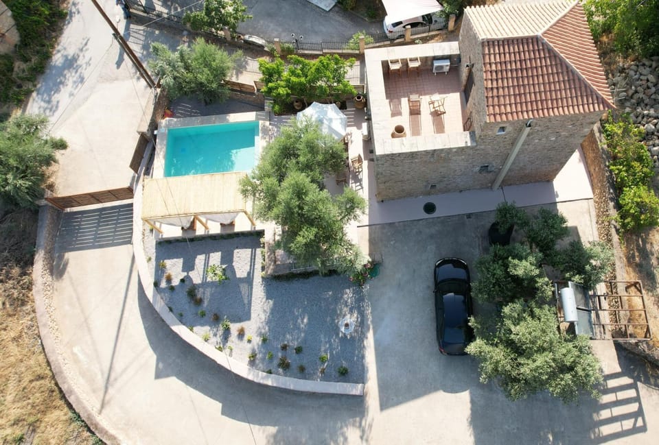 Property building, Facade/entrance, Day, Bird's eye view, Garden, Pool view, Street view, Swimming pool, Parking