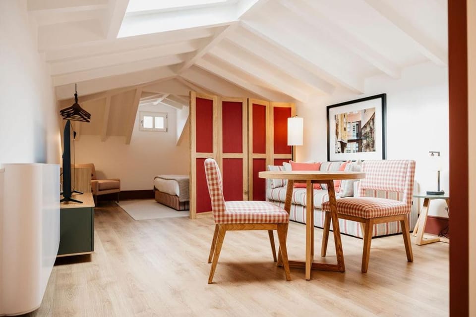 Photo of the whole room, Seating area, Dining area