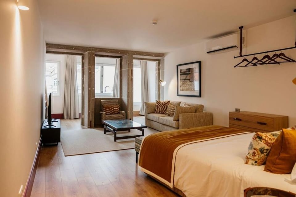 Bed, TV and multimedia, Living room, Photo of the whole room, Seating area, Bedroom