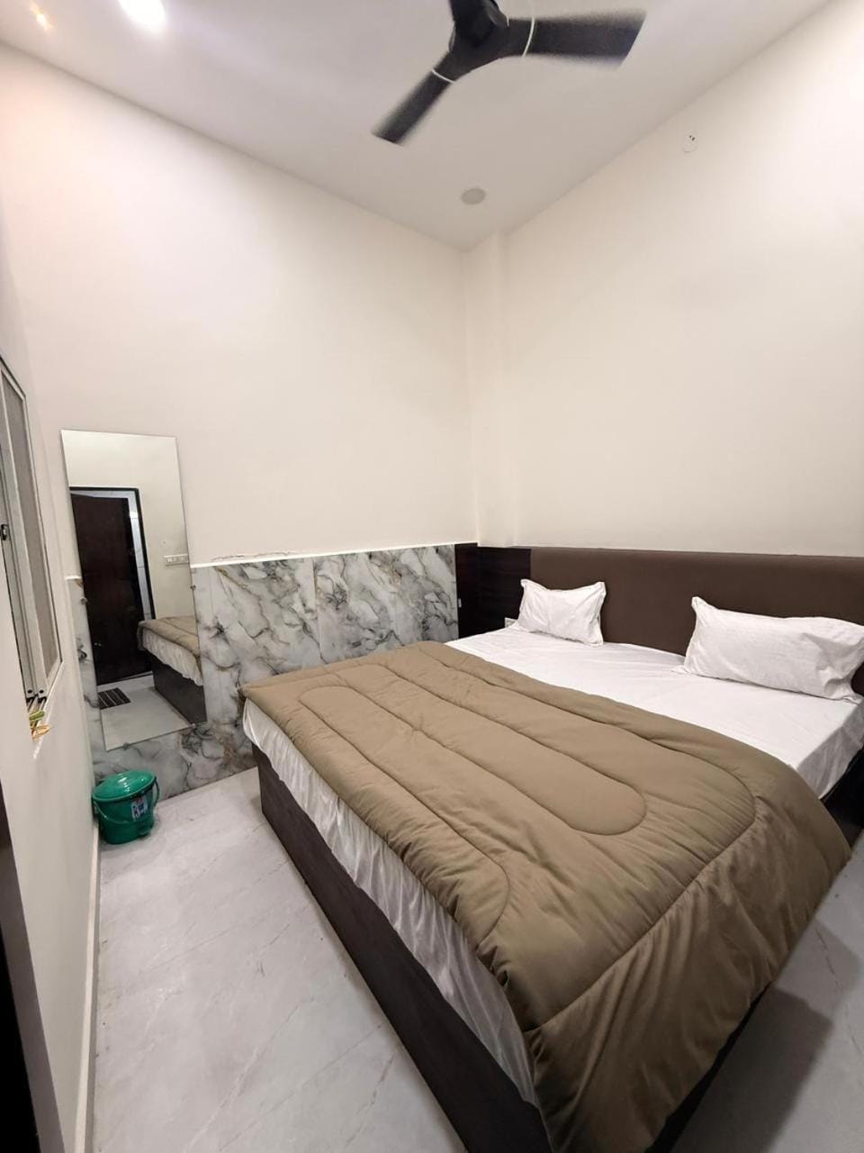 hotel vasudev near mandir and station Hotel in India