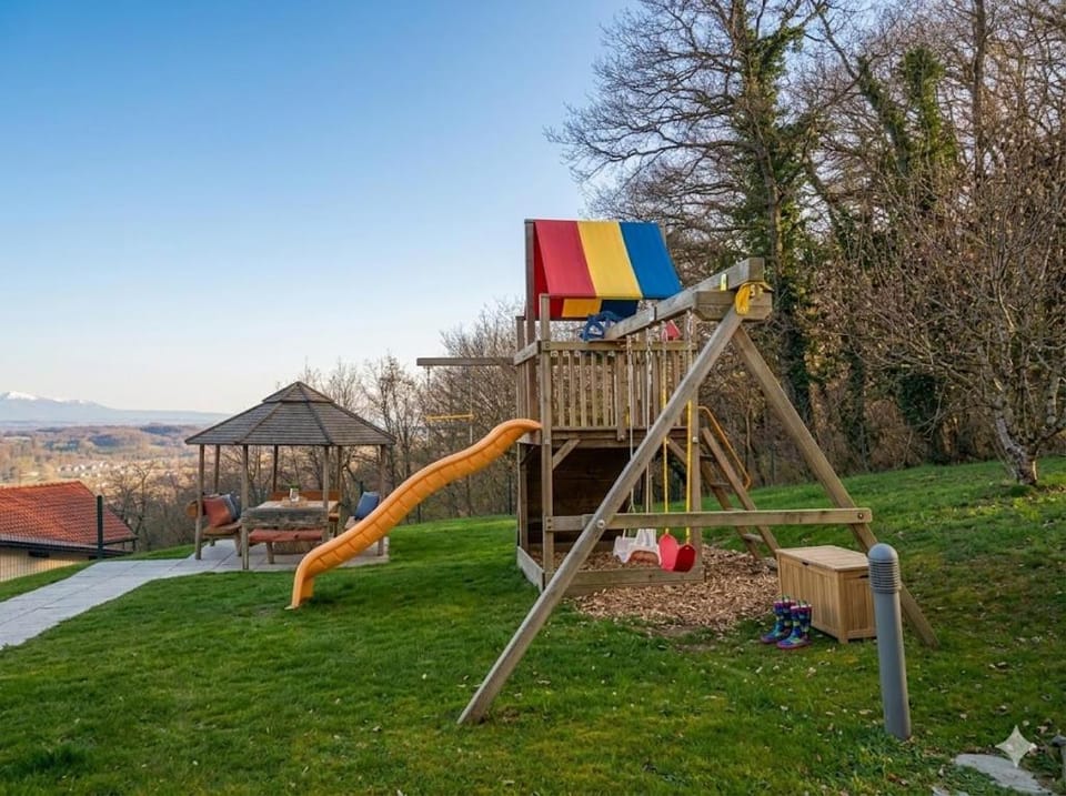 Villa de Prestige Vue Lac & Alpes 6 Chambres 20 min Genève Villa in Divonne-les-Bains