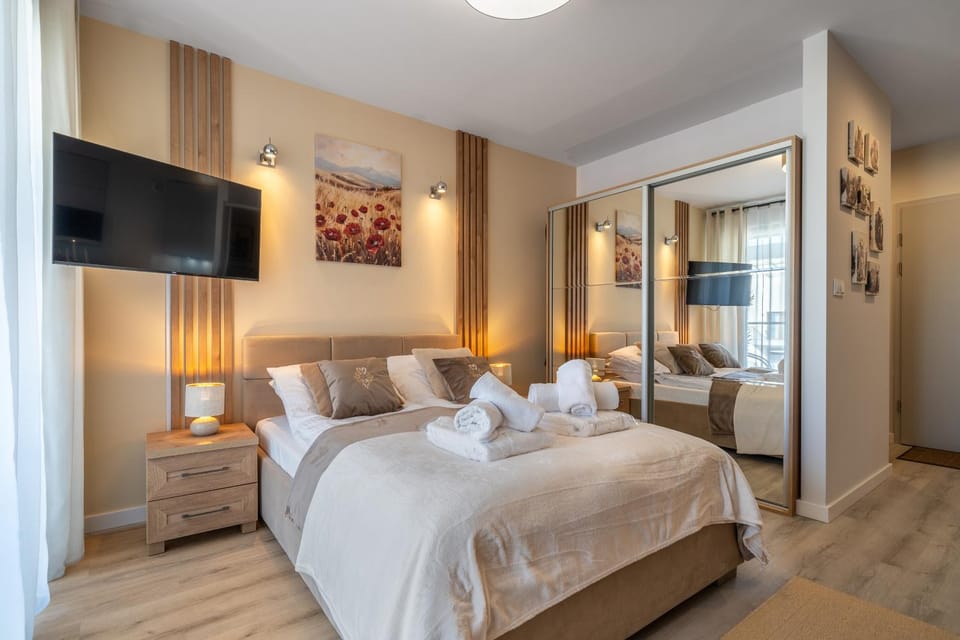 Bed, TV and multimedia, Photo of the whole room, Bedroom, towels