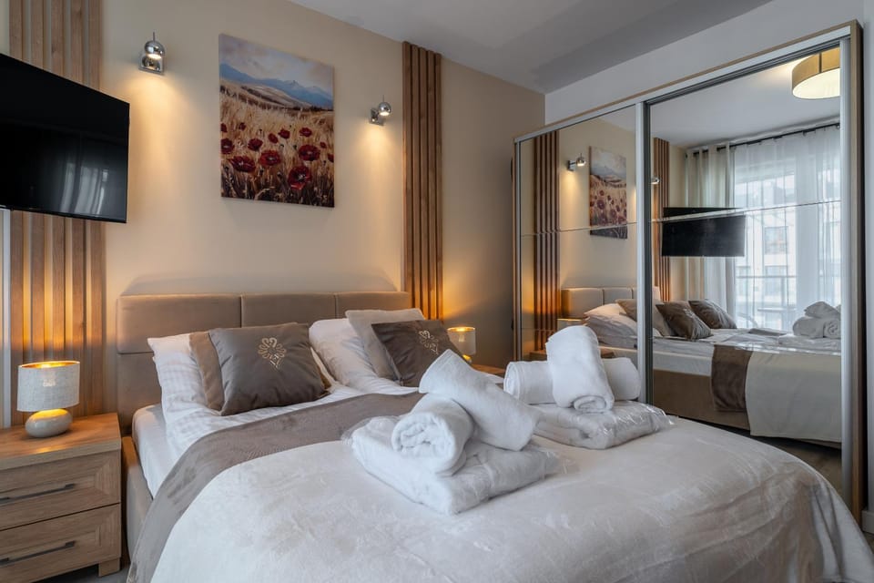 Bed, TV and multimedia, Photo of the whole room, Bedroom, towels