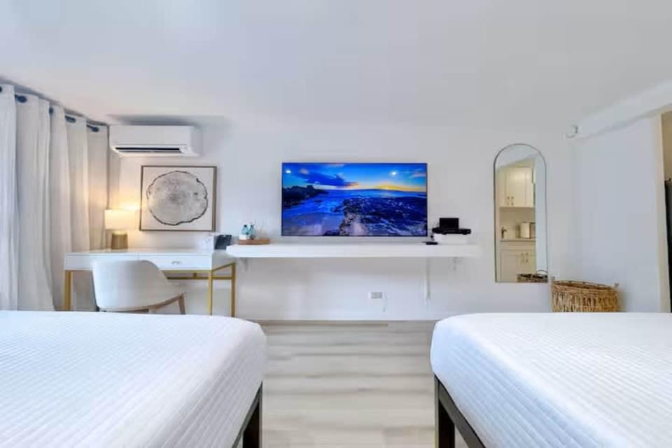 Bed, TV and multimedia, Seating area, air conditioner
