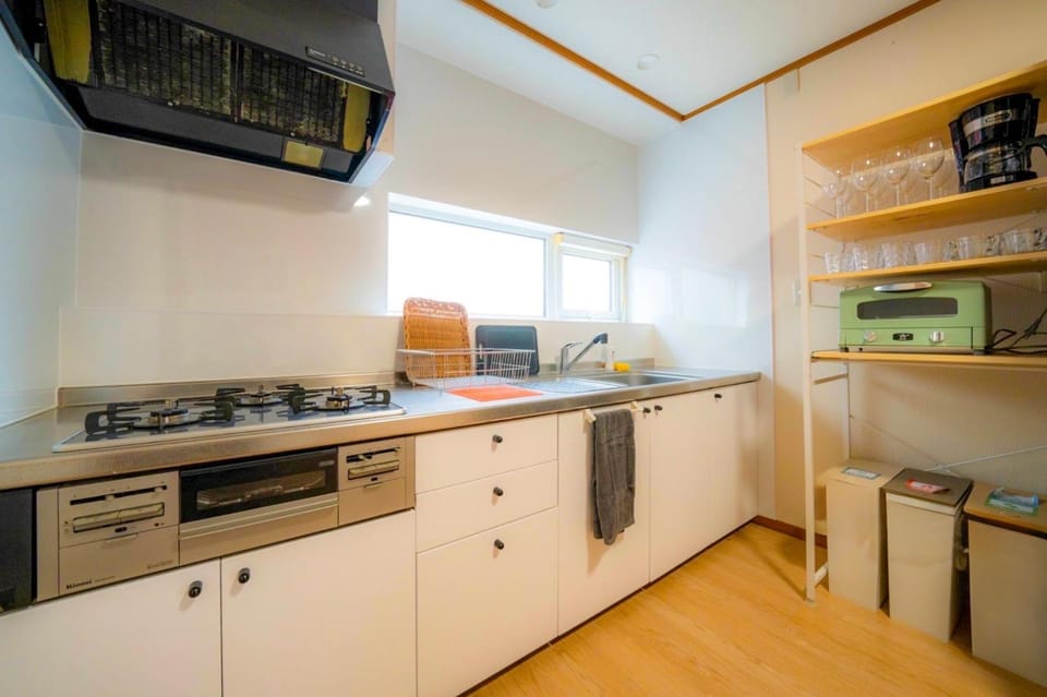 Kitchen or kitchenette, minibar, stove, toaster