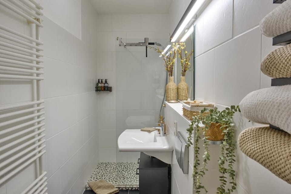 Shower, Bathroom, flat iron