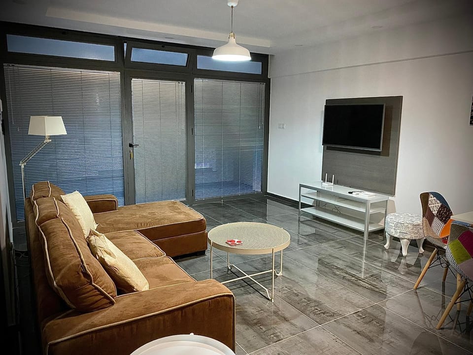 Communal lounge/ TV room, Facade/entrance, TV and multimedia, Living room, Seating area