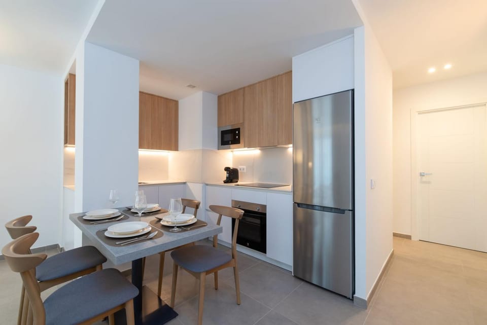 Kitchen or kitchenette, Dining area