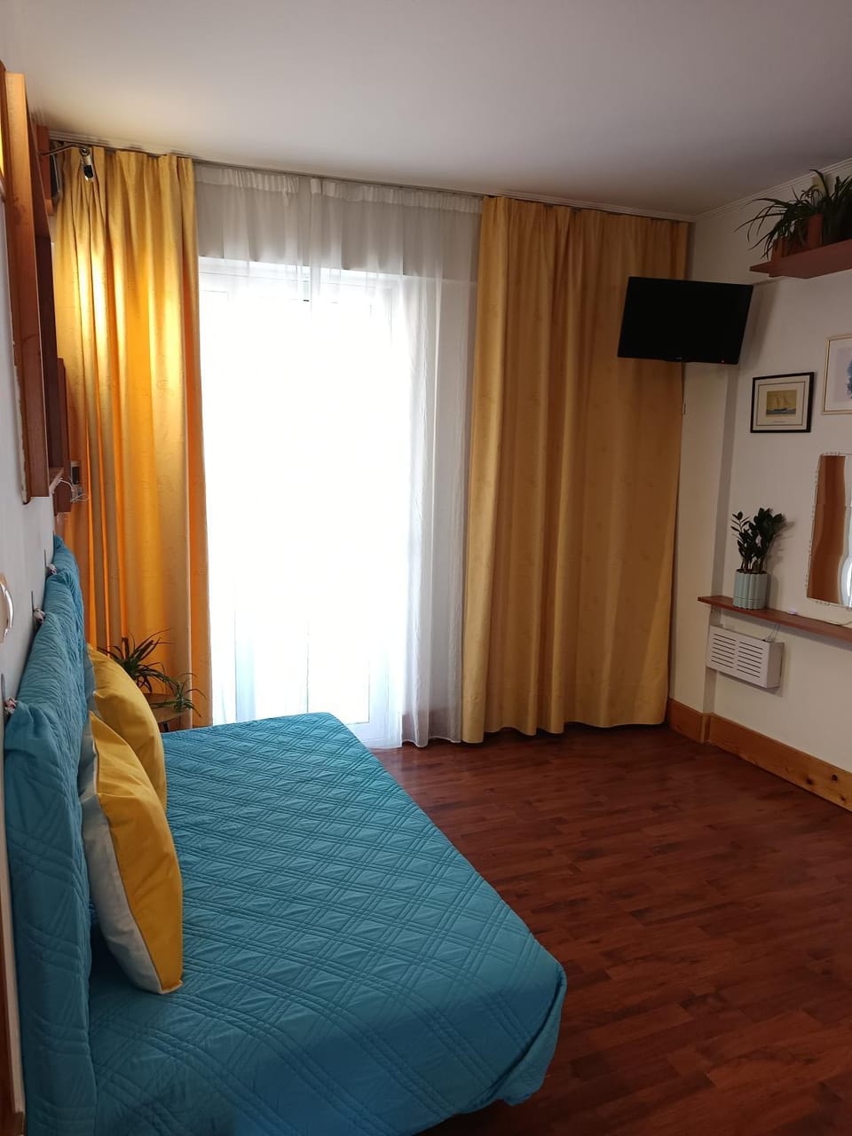 Bed, Living room, Seating area
