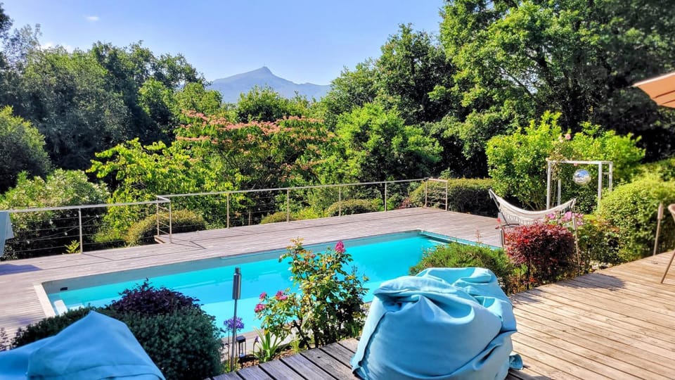 Luxury Contemporary Villa with Mountain views Pool Cinema Hot tub Villa in Ciboure