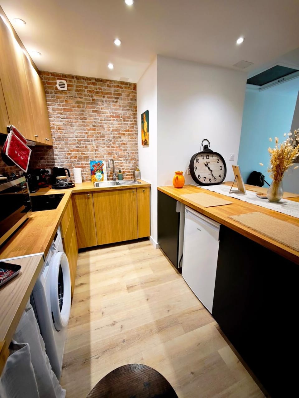 Kitchen or kitchenette, stove, toaster, washing machine