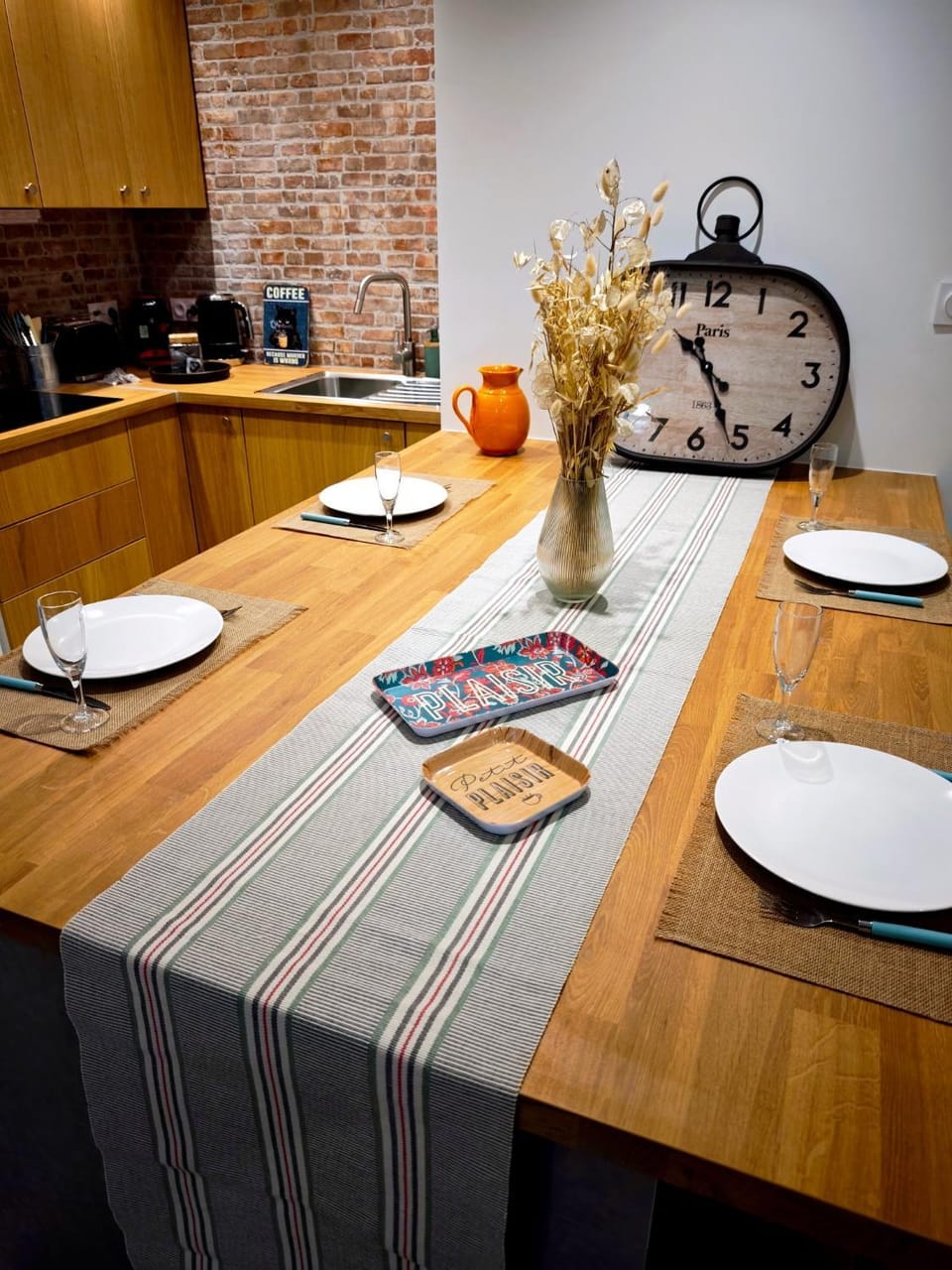 Dining area, minibar