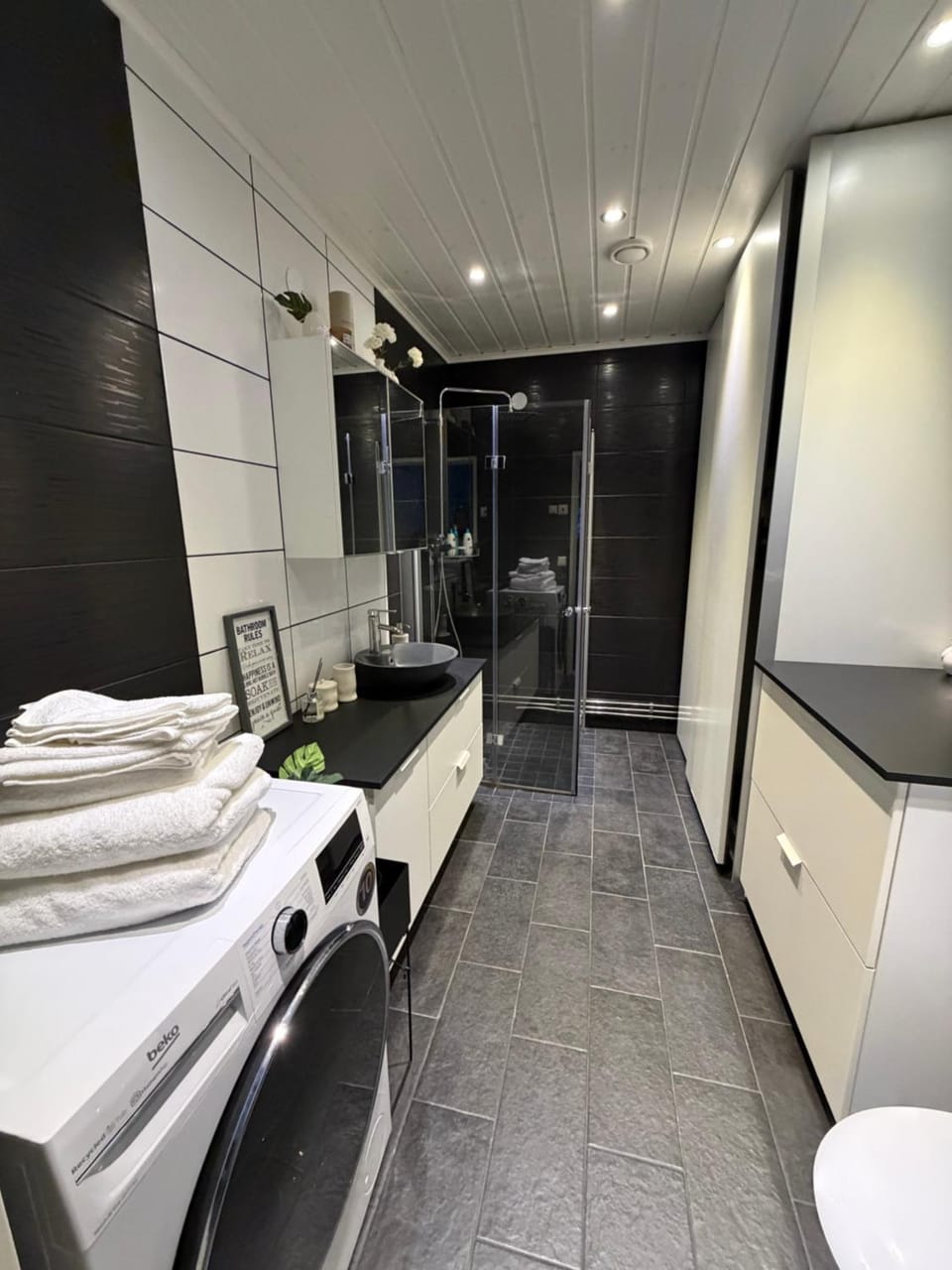Shower, Bathroom, towels, washing machine