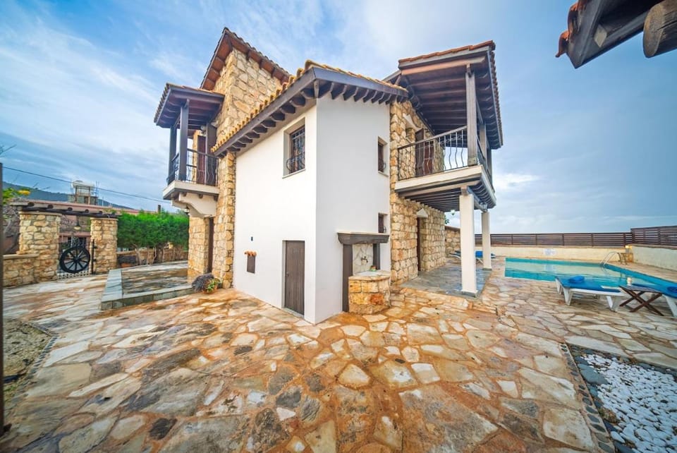 Petrochtisto Coastal Escape with Pool and Sea Views Villa in Pomos
