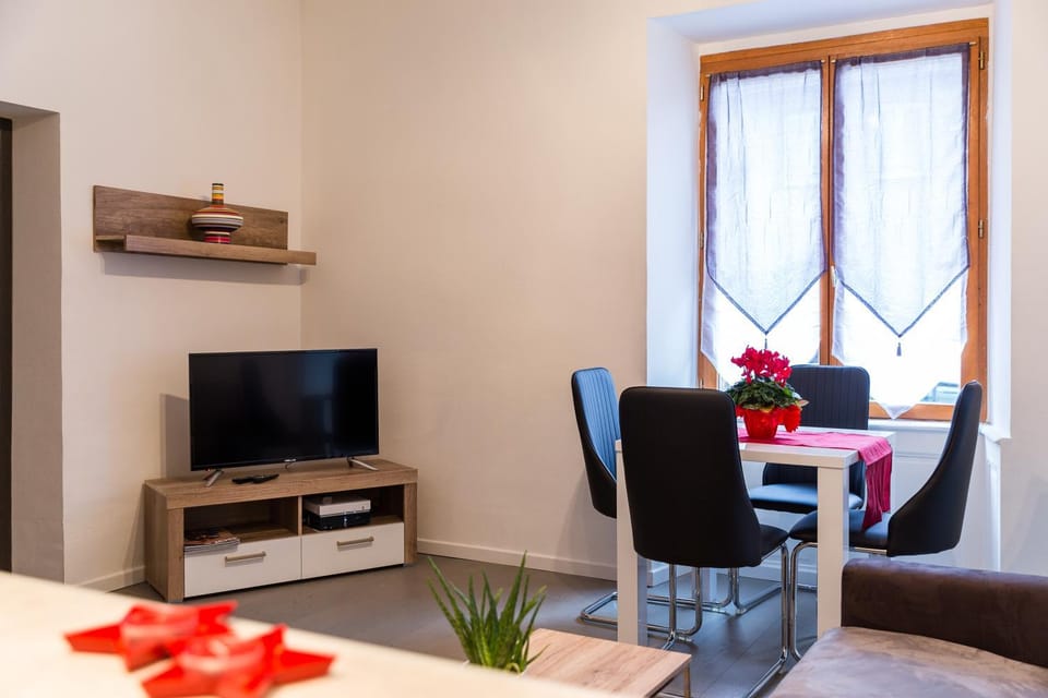 Day, Dining area