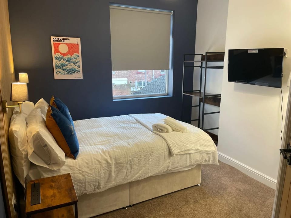 Bed, TV and multimedia, Bedroom