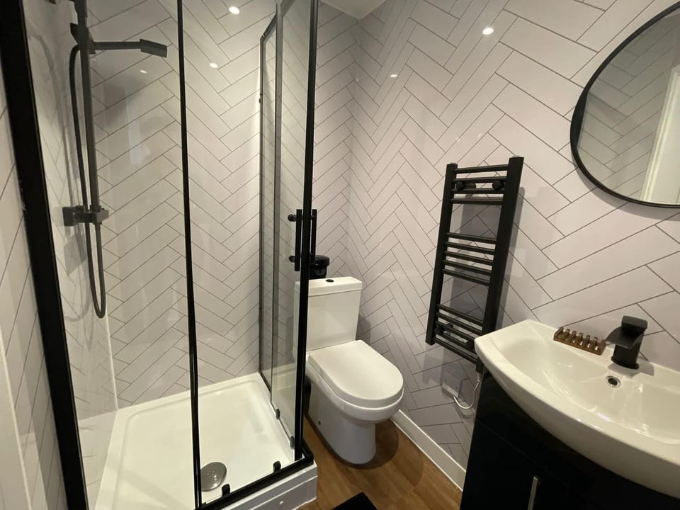 Shower, Toilet, towels