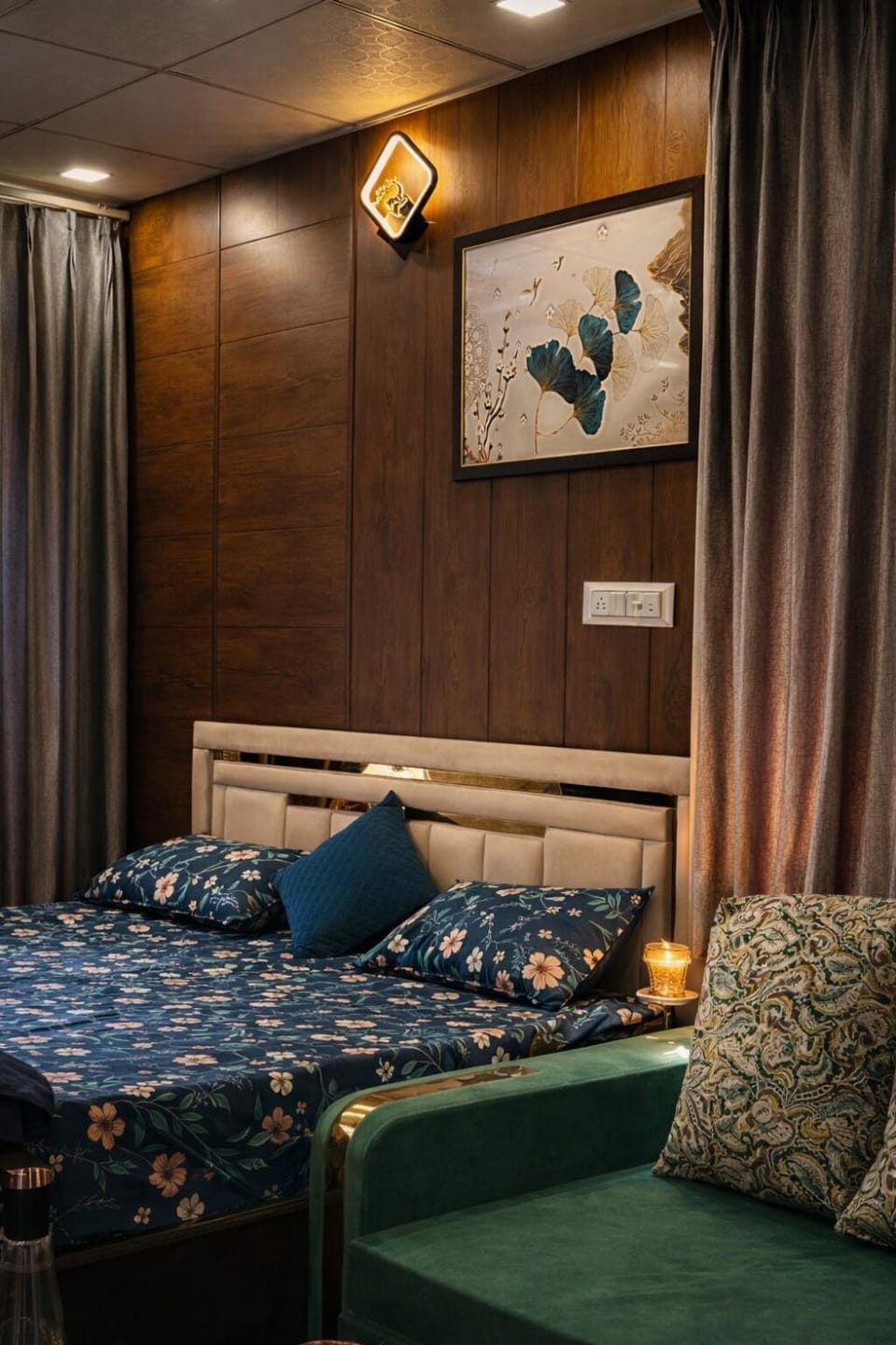 Bed, Seating area, Bedroom