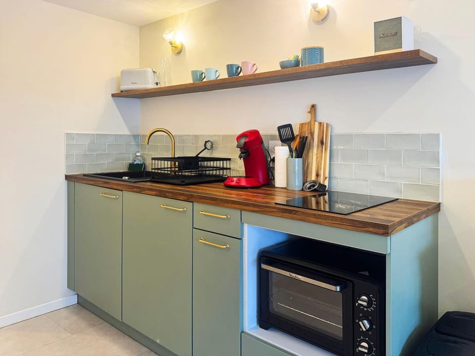 Coffee/tea facilities, dishwasher, microwave, stove, toaster, kitchen