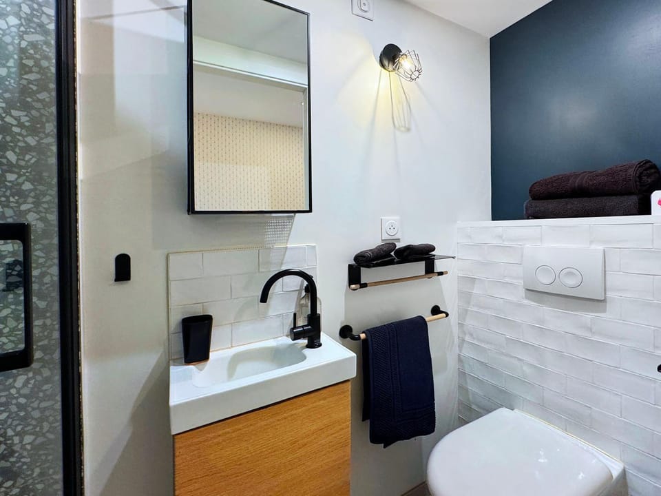 Shower, Bathroom, towels