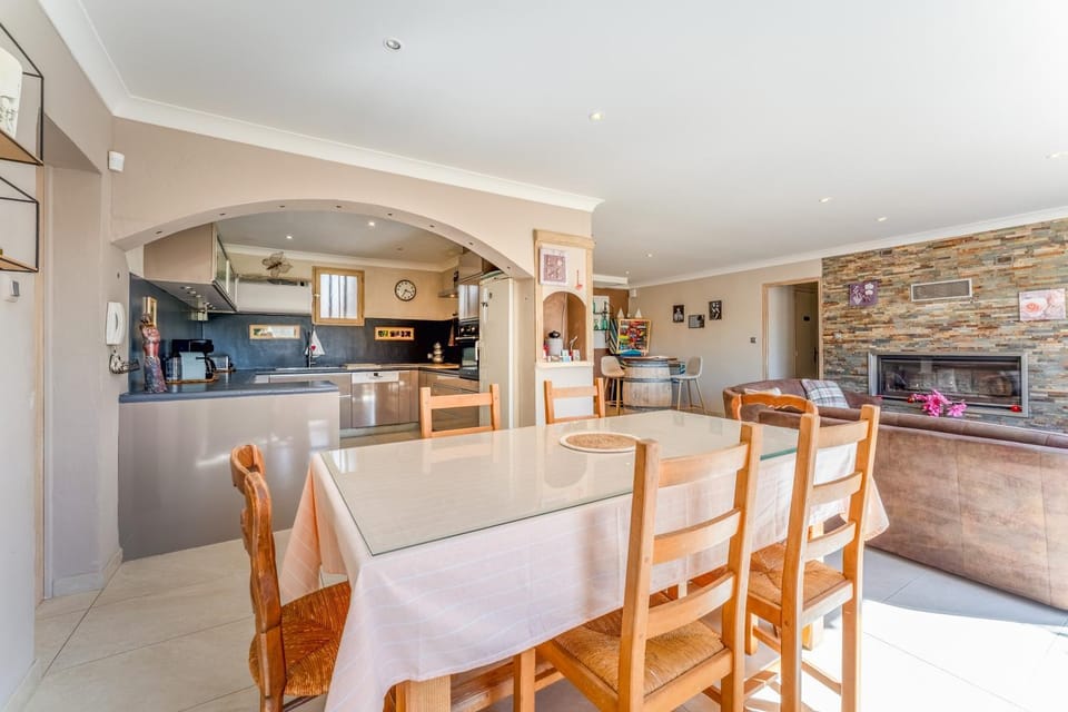 Property building, Kitchen or kitchenette, Living room