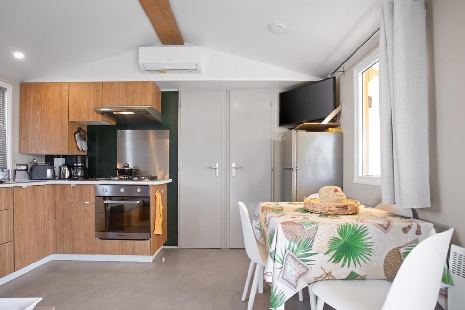Property building, Kitchen or kitchenette, Living room