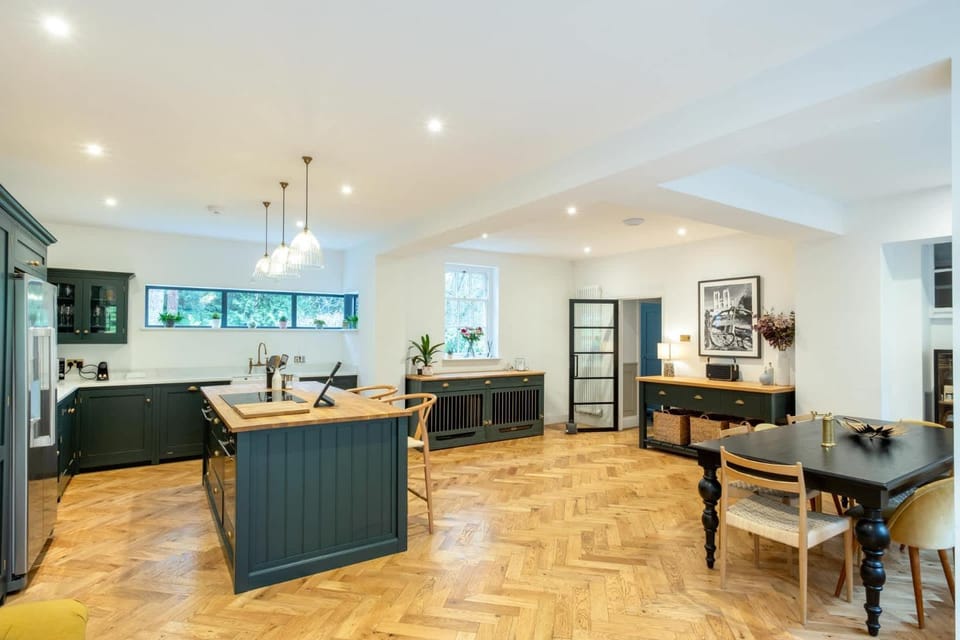 Kitchen or kitchenette, Seating area, Dining area