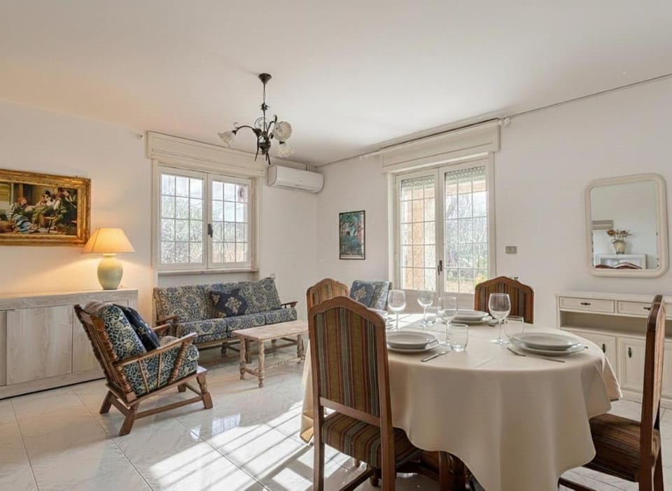 Living room, Dining area, air conditioner