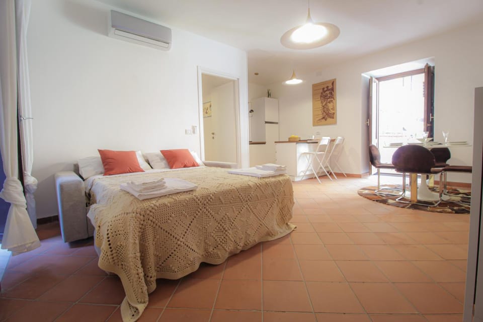 Bed, Kitchen or kitchenette, Living room, Photo of the whole room, towels, air conditioner