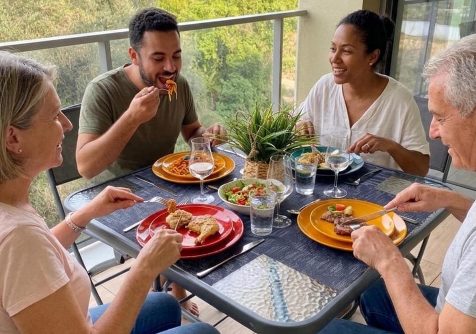 Food and drinks, Dining area, Food, Guests, Breakfast, Continental breakfast, Lunch, Dinner, Drinks