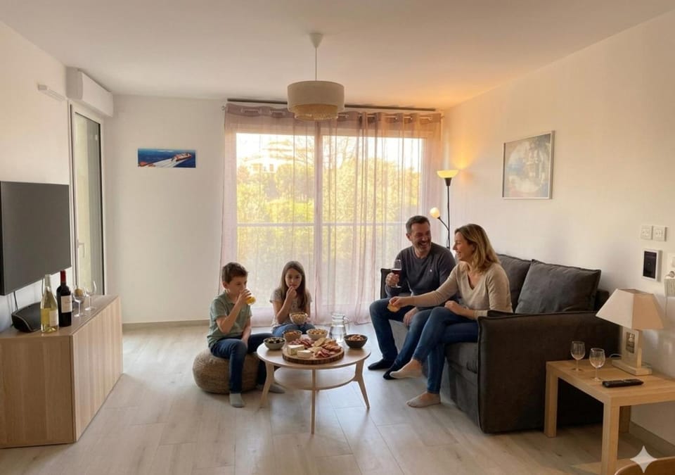 Communal lounge/ TV room, People, TV and multimedia, Living room, Seating area, Family