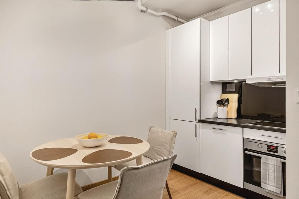 Coffee/tea facilities, Kitchen or kitchenette, Dining area, oven, stove