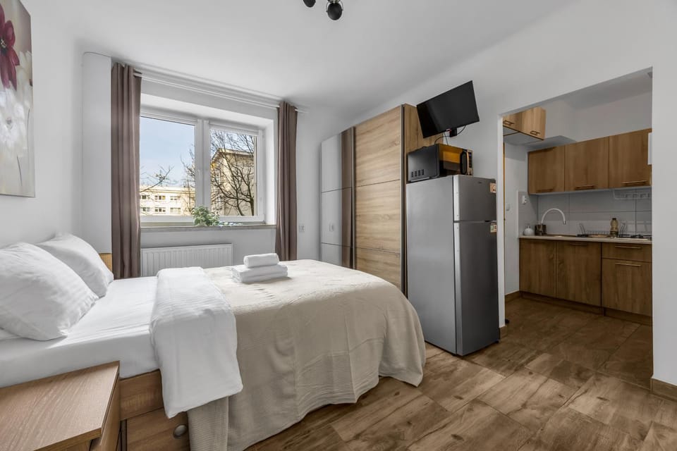 Communal lounge/ TV room, Bed, TV and multimedia, Kitchen or kitchenette, Photo of the whole room, Evening entertainment, Bedroom, oven, towels, wardrobe