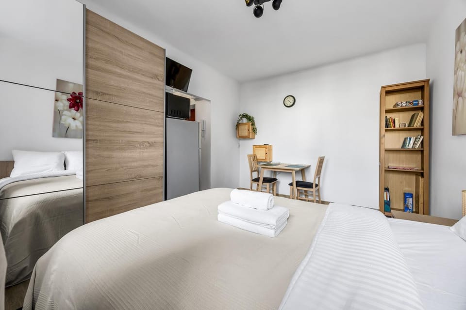 Bed, Kitchen or kitchenette, Photo of the whole room, Bedroom, towels, wardrobe