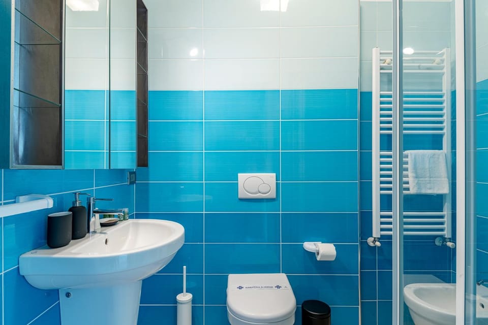 Shower, Toilet, Bathroom, bidet, towels