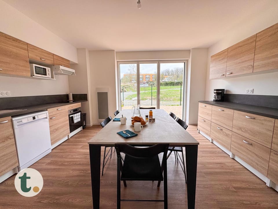 Dining area, kitchen