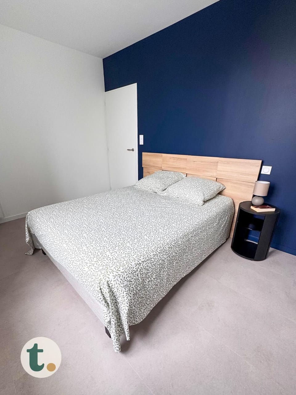 Photo of the whole room, Bedroom