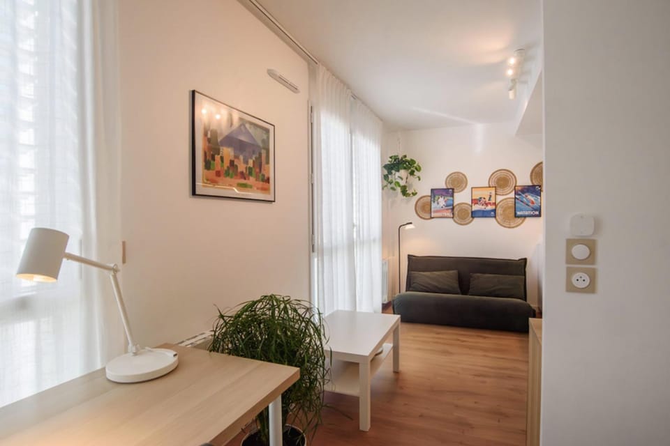 Bright modern with shared garden near Metro Apartment in Lyon
