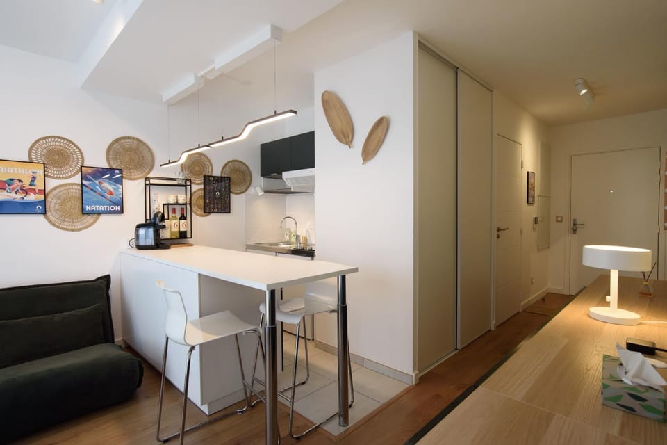 Bright modern with shared garden near Metro Apartment in Lyon