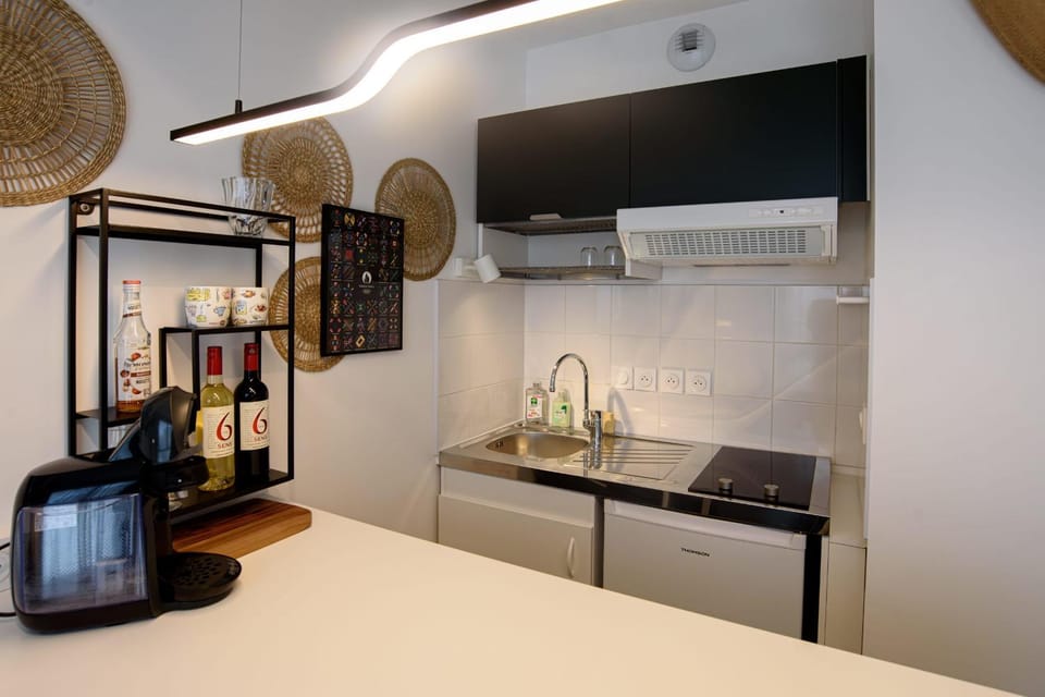 Bright modern with shared garden near Metro Apartment in Lyon