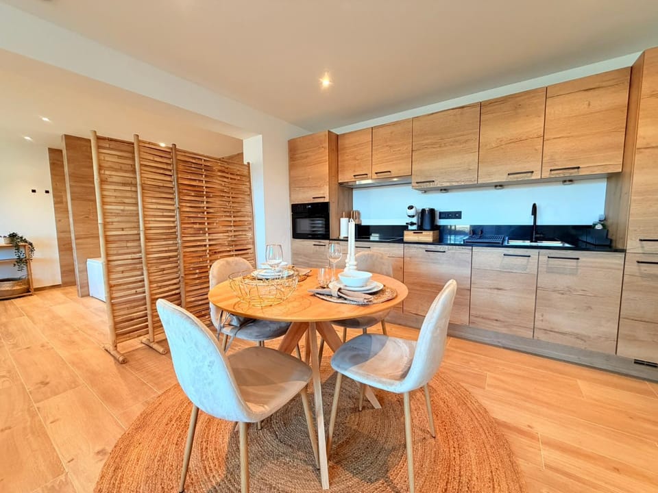 Kitchen or kitchenette, Dining area, stove