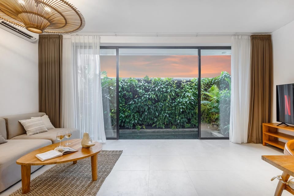 Garden, TV and multimedia, View (from property/room), Living room, Seating area, Garden view, air conditioner