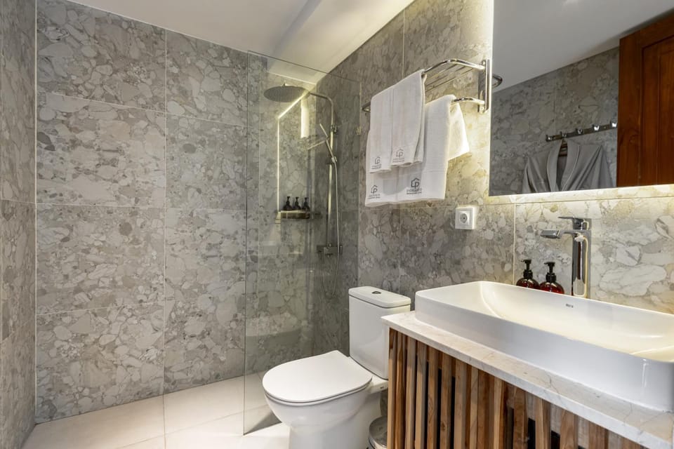Shower, Toilet, Bath, towels