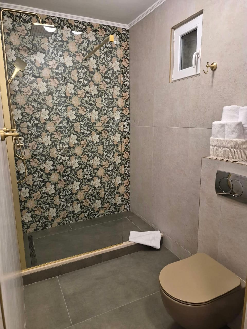 Shower, Toilet, Bathroom, towels