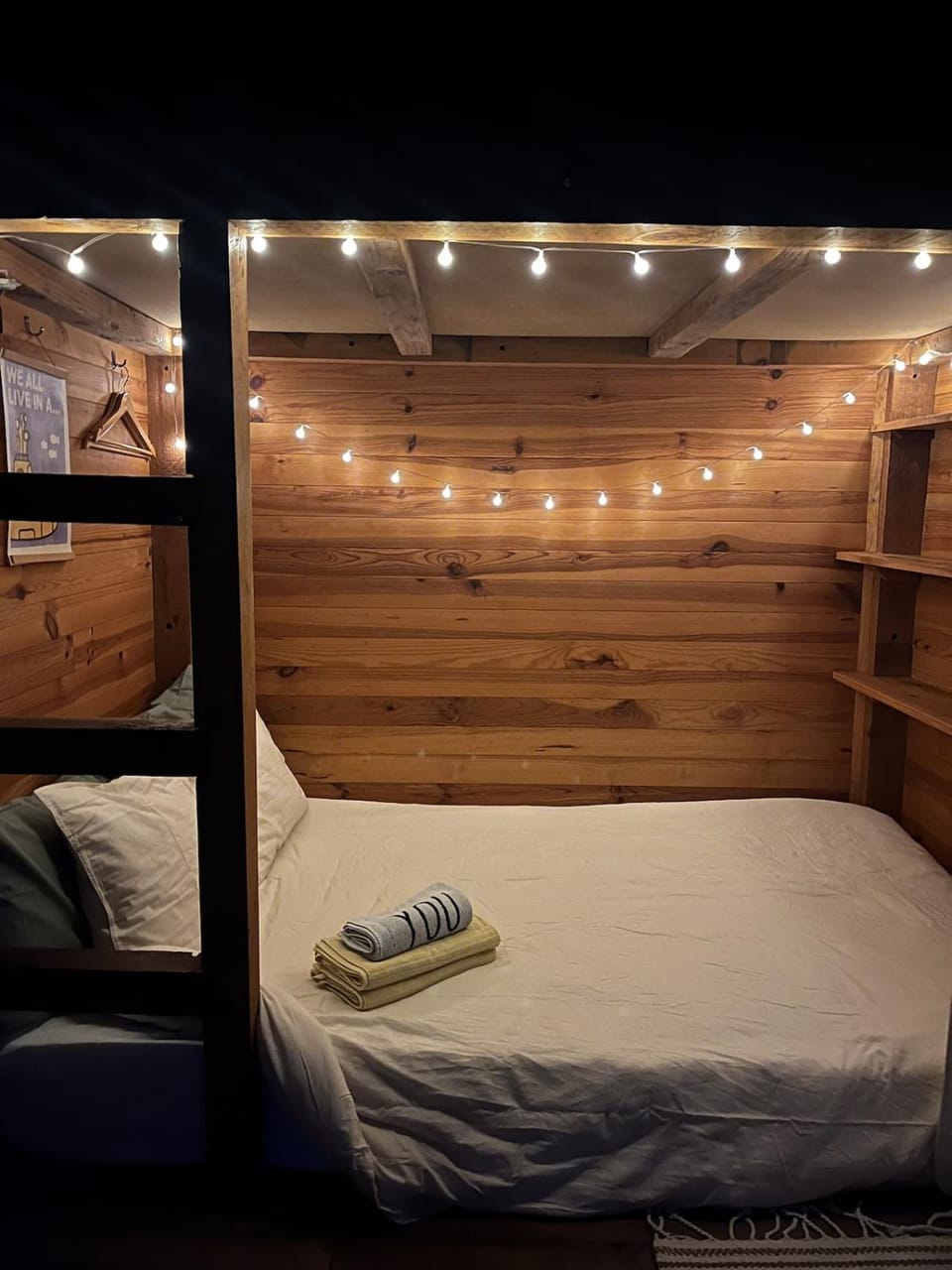 Bed, Bedroom, towels
