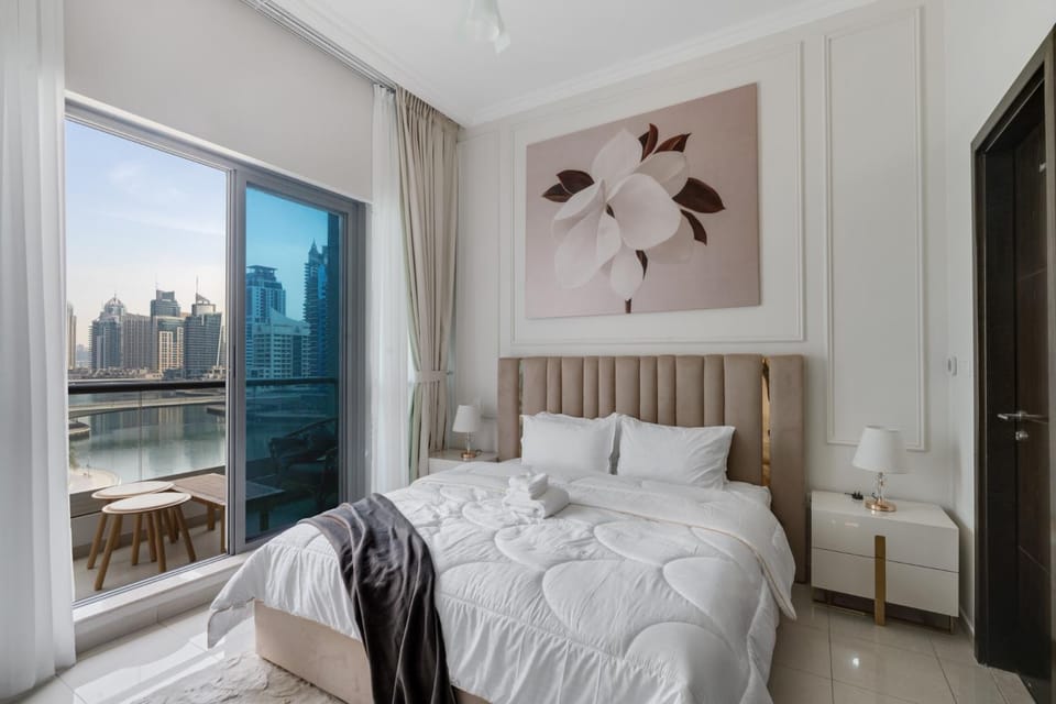 Bed, Living room, Photo of the whole room, Bedroom, City view, Lake view, River view, Sea view, towels