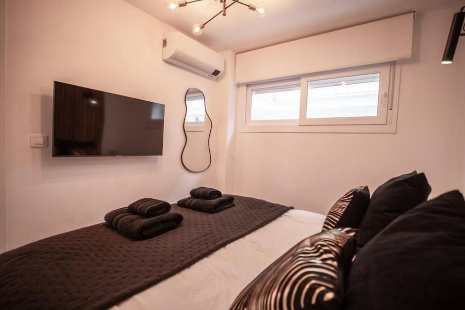 Bed, TV and multimedia, Bedroom