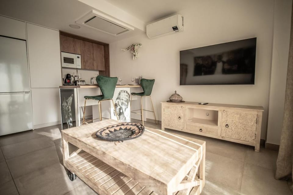 TV and multimedia, Kitchen or kitchenette, Living room, Seating area, Dining area, air conditioner