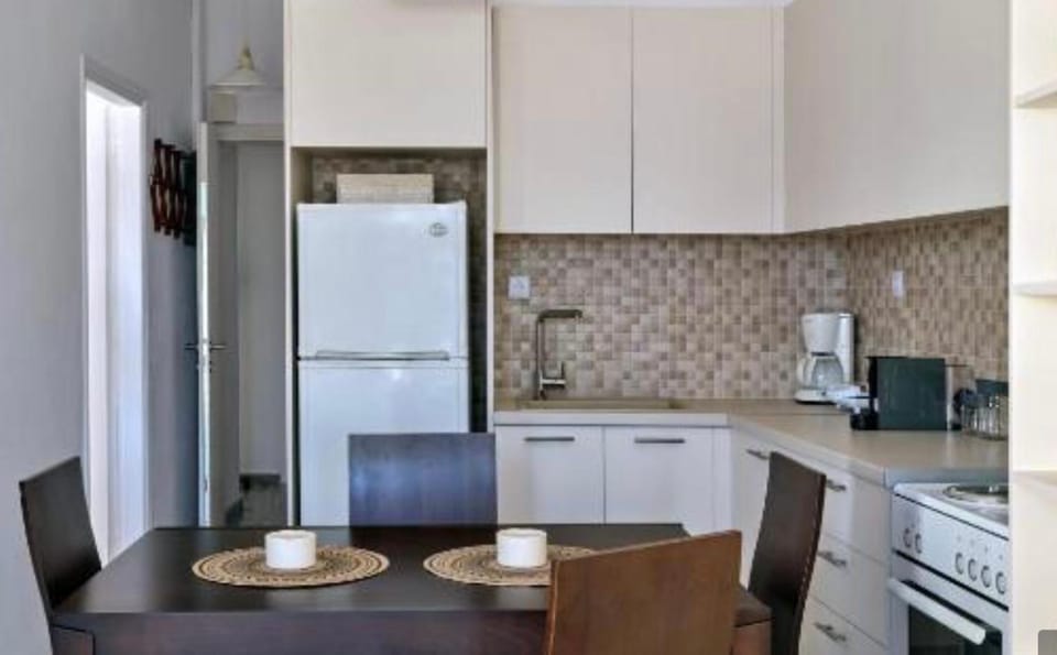 Coffee/tea facilities, Kitchen or kitchenette, Dining area, oven